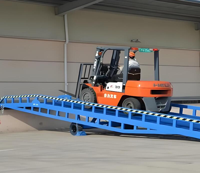喀什移动式卸货平台（叉车用）